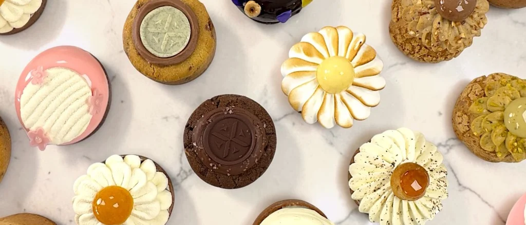 Assortiment de pâtisseries de la vitrine du week-end